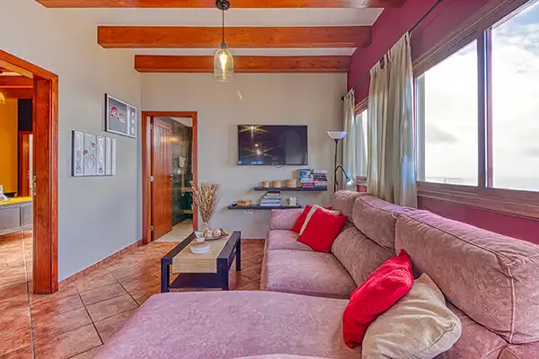 Wohnzimmer der Villa Mica mit großer Fensterfront und Panoramablick
