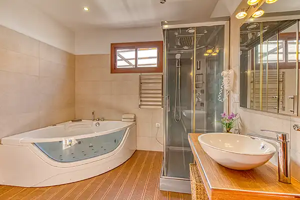 Deuxième salle de bain stylée de la Villa Mica
