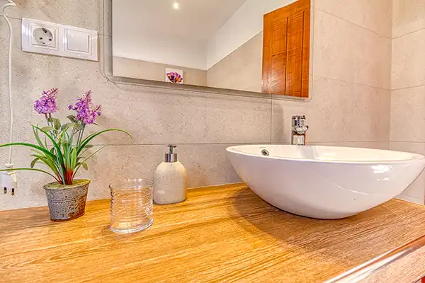 Détail du lavabo dans la salle de bain de la Villa Mica