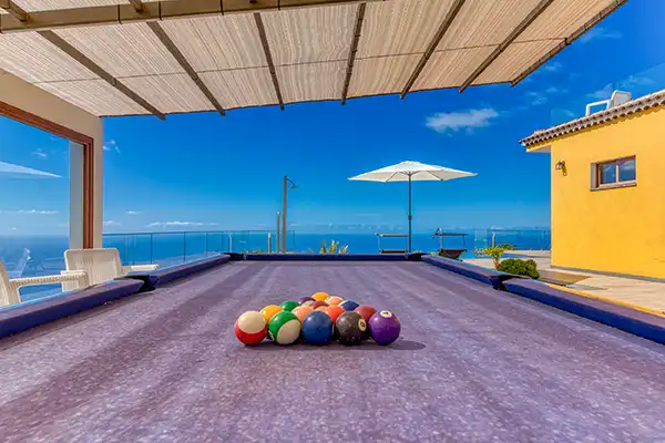 Villa Mica – Détail de la table de billard avec vue sur l’Atlantique