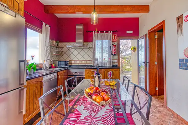 Salle à manger et cuisine de la Villa Mica à La Palma