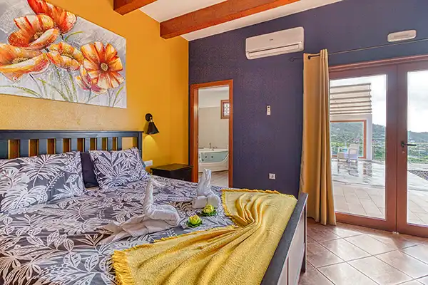 Chambre principale avec grand lit double
