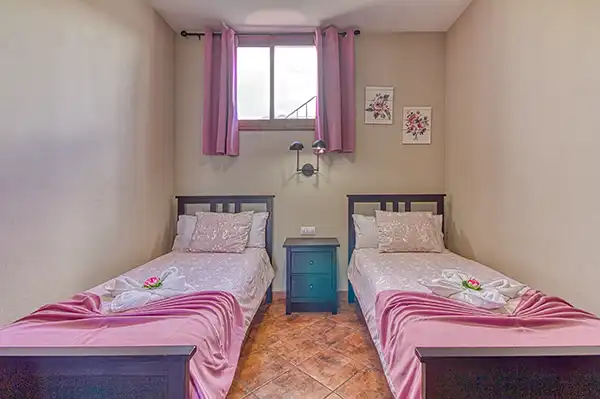 Troisième chambre avec deux lits simples et ambiance stylée