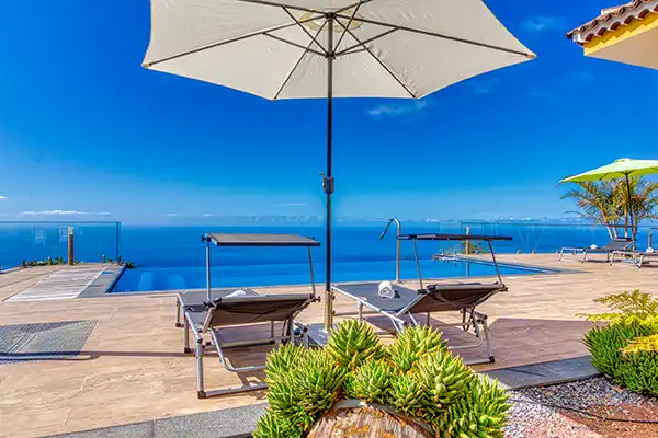 Villa Mica - Maison de vacances La Palma Chaises longues à la piscine
