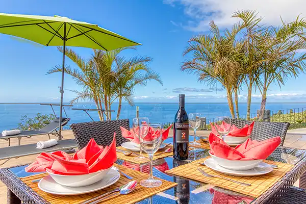 Villa Mica – Espace détente et coin repas sur la terrasse