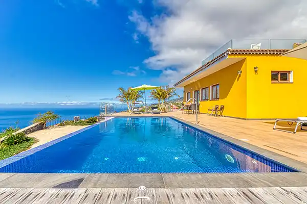 Villa Mica – Piscine à débordement avec vue panoramique